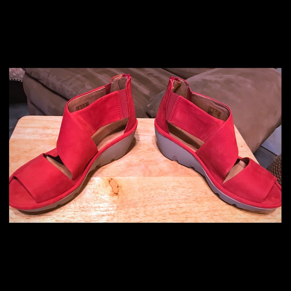 Clark’s Artisan Red Suede Zip back wedge  7W